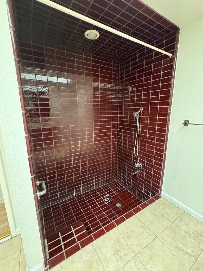 Building Photo - 4bed 3bath