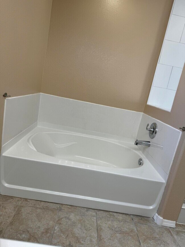 Building Photo - 10812 Fort Point Ln NE