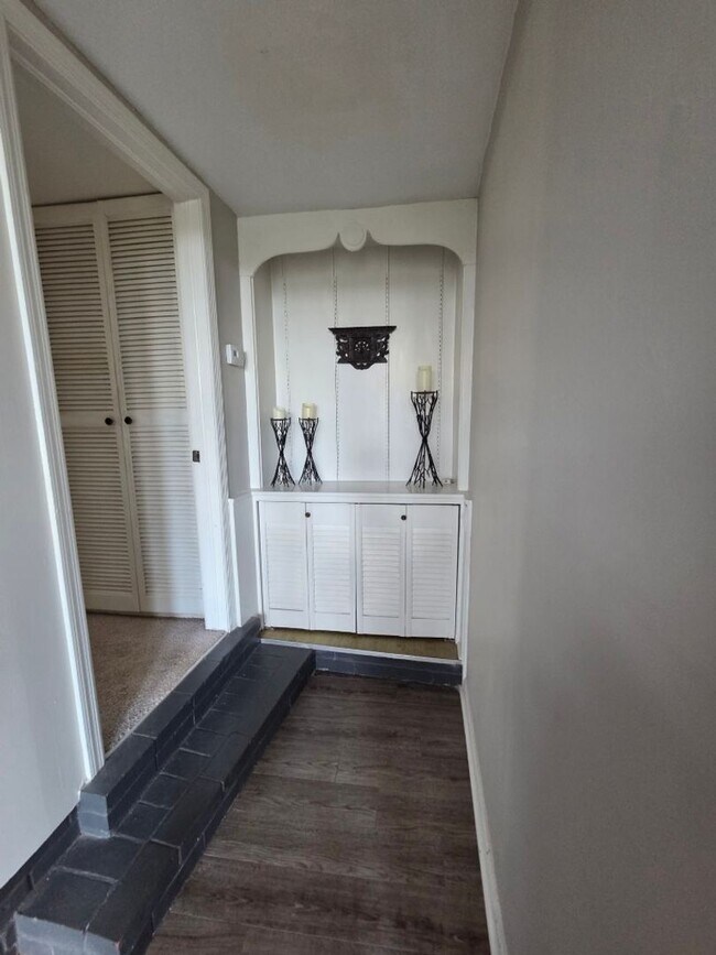 Building Photo - $1,800 - 3 Bedroom 2 Bathroom Gorgeous and Unique Furnished House in Webster