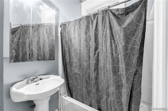 Building Photo - 946 Main St