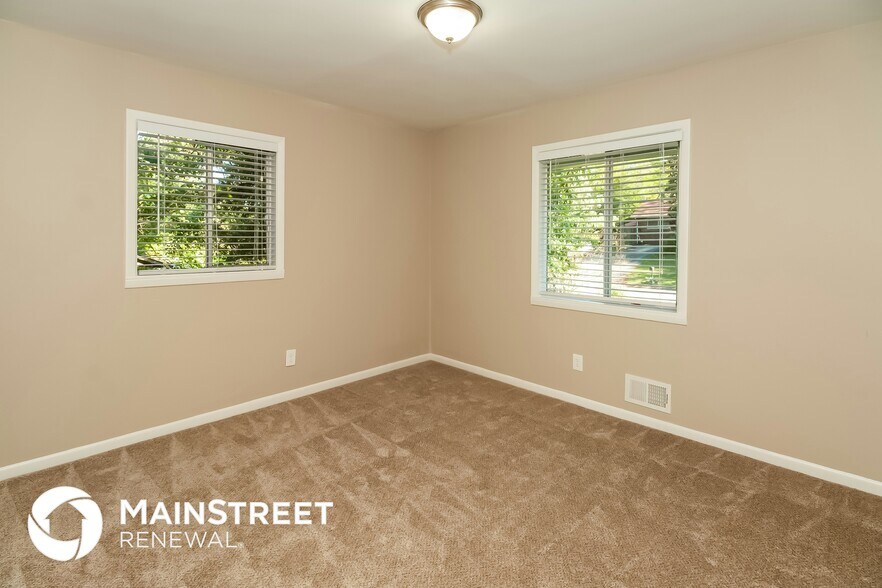 Building Photo - 537 Roxbury Dr