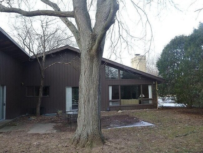 Building Photo - 205 Pell Cir