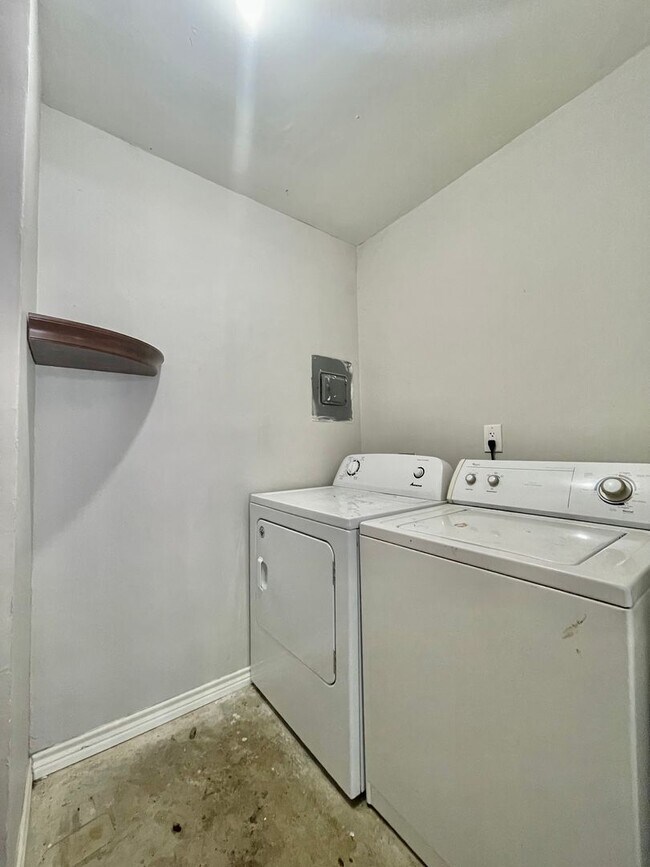Building Photo - 1112 Hazelton St