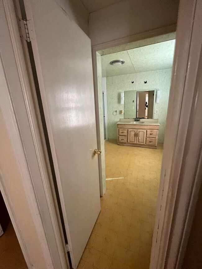 Building Photo - 3 Bedroom Home with In-Law Suite Available Near Rochester General