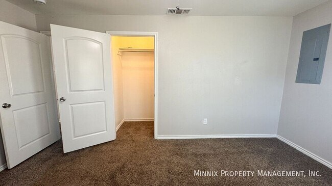 Building Photo - 755 W Knox St