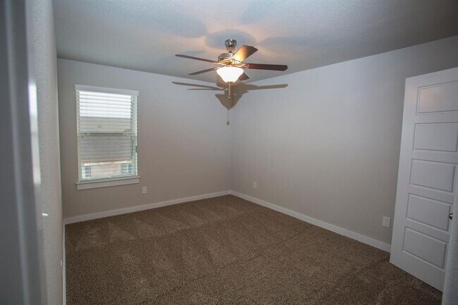 Building Photo - 125 Lakeview Ct