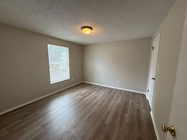Building Photo - **Updated 2-Level Townhome in Fort Collins...