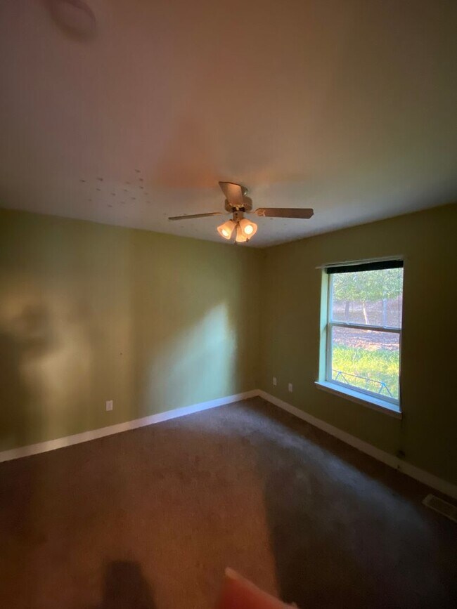Building Photo - Custom Home With Shop!