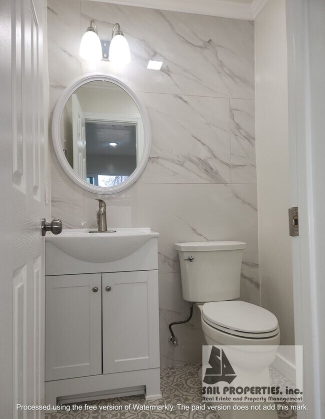 Building Photo - 916 Delaware St