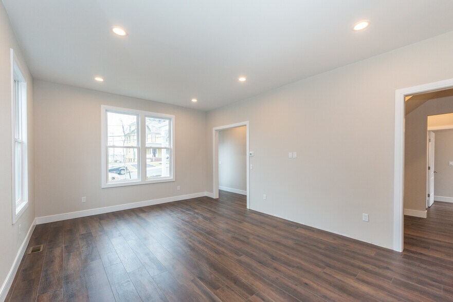Large windows - 14 Prospect St
