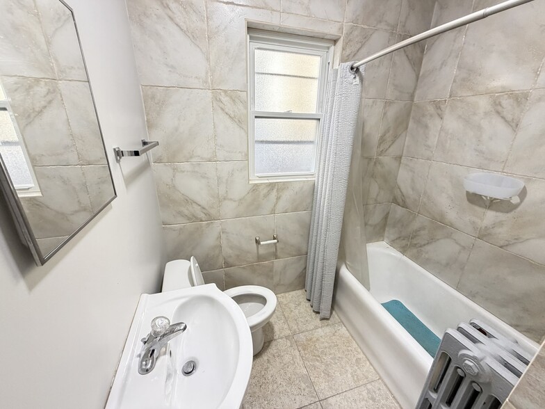 Building Photo - 5842 W Barry Ave