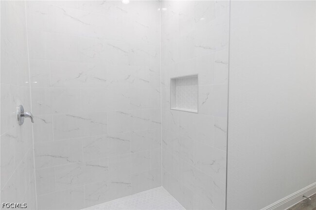 Building Photo - 1119 Deauville St E