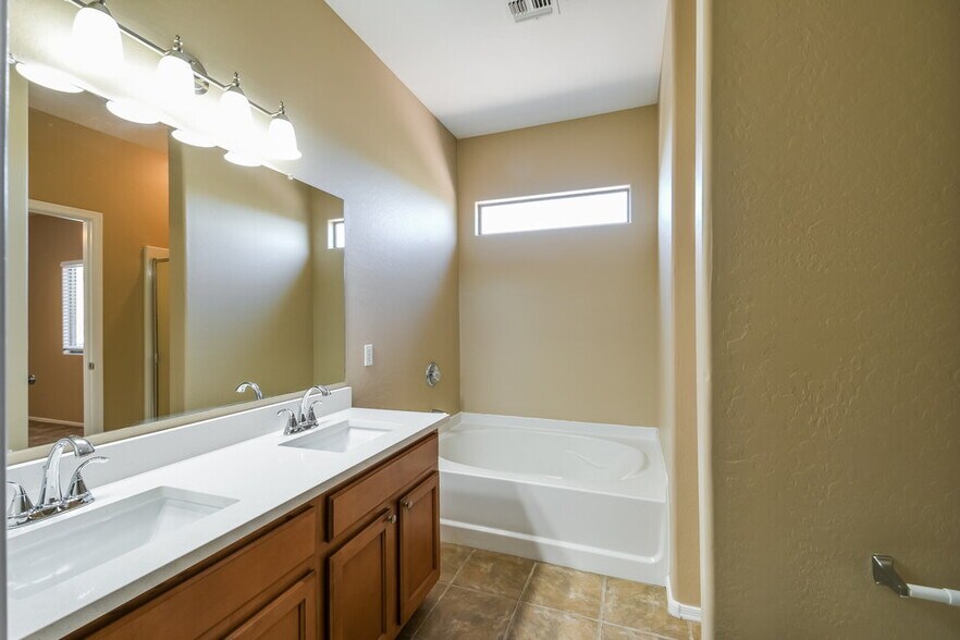 Building Photo - 41240 N Hudson Trail