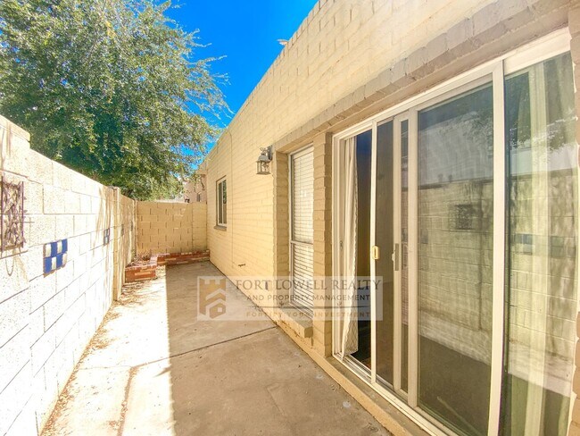 Building Photo - Super Charming 2 Bedroom 2 Bathroom Townhouse