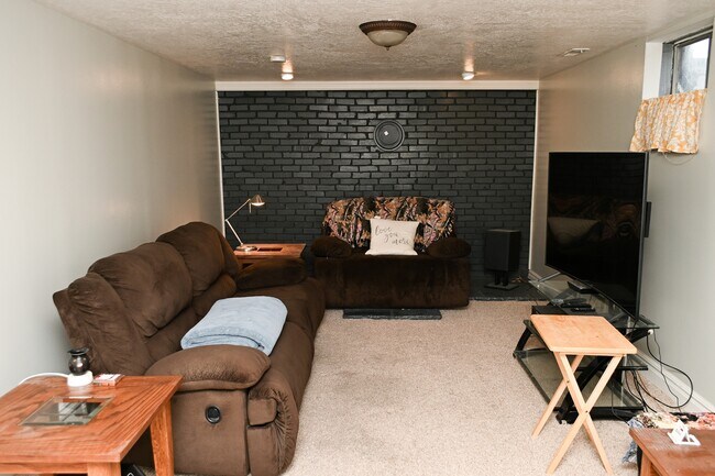 Building Photo - 176 E 200 S