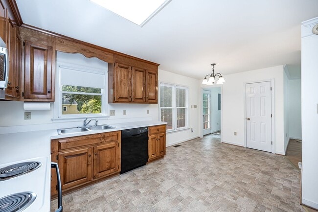 Building Photo - Very Well Maintained Midlothian Home Available NOW!