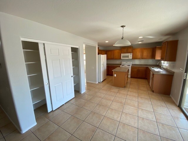 Building Photo - 43584 W Arizona Ave