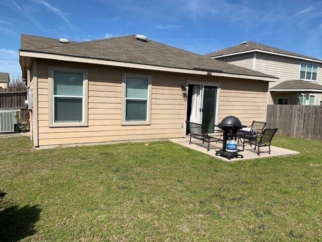 Building Photo - Beautiful & Well-Maintained 3 Bedroom, 2 B...