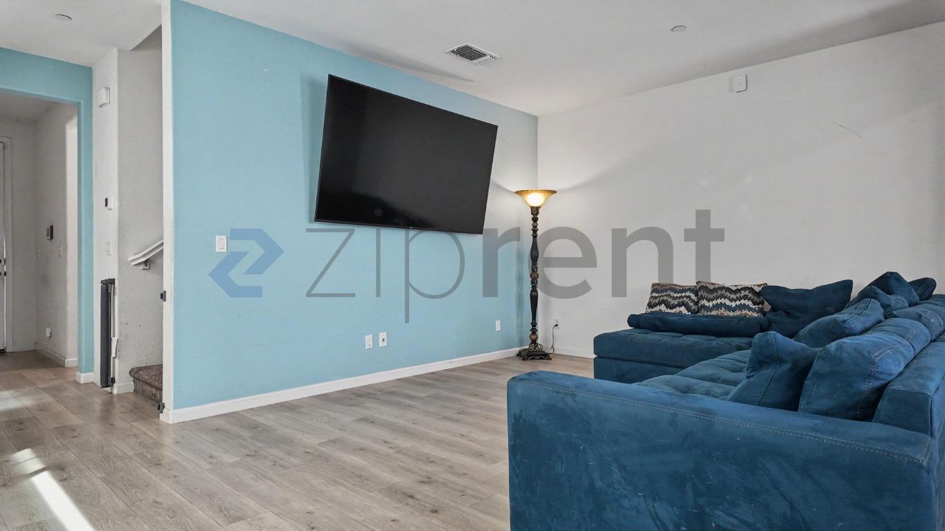 Building Photo - Unit