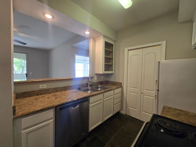 Building Photo - CANYON CREST CONDO