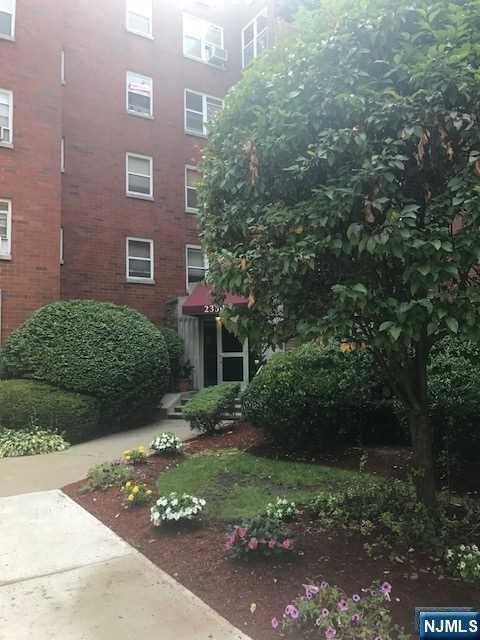 Building Photo - 2330 Linwood Ave