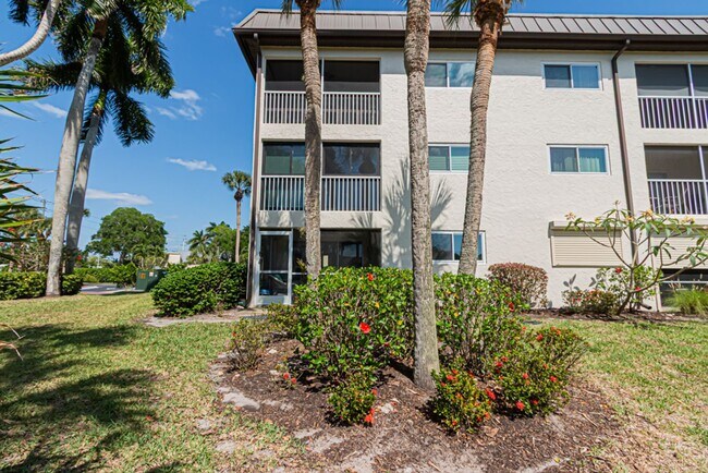 Building Photo - AVAILABLE NOW! Furnished Ground-Floor End Unit | Lake & Pool Views | Minutes to Marco Island & Do...