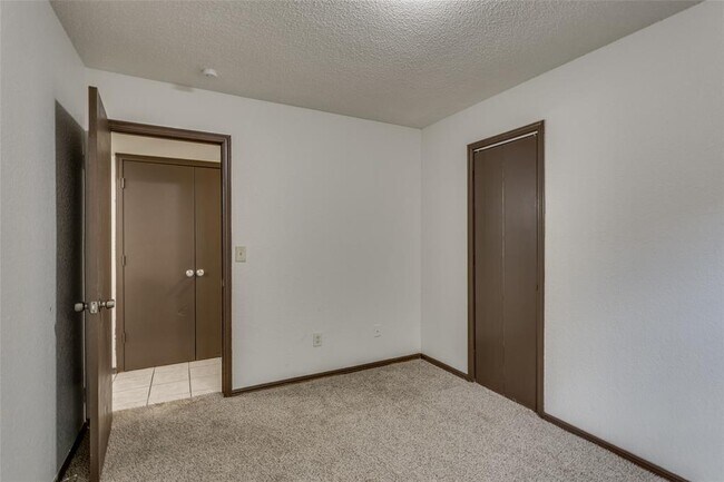 Building Photo - 2210 SW 30th St