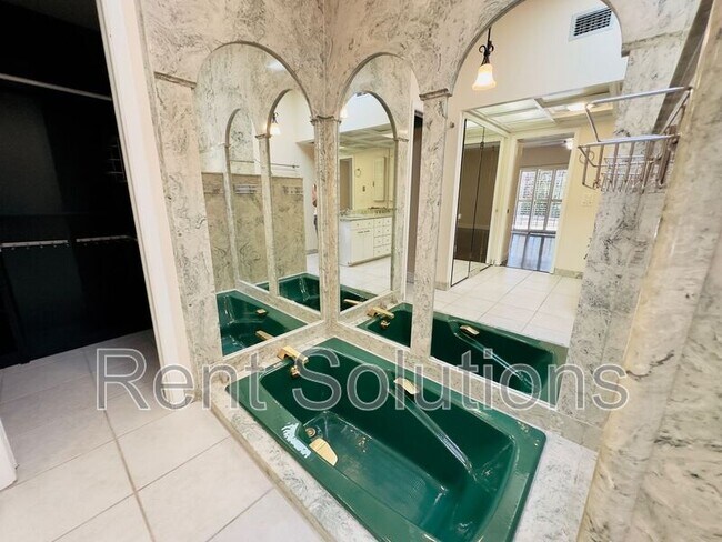 Building Photo - 3015 Tall Pine Dr