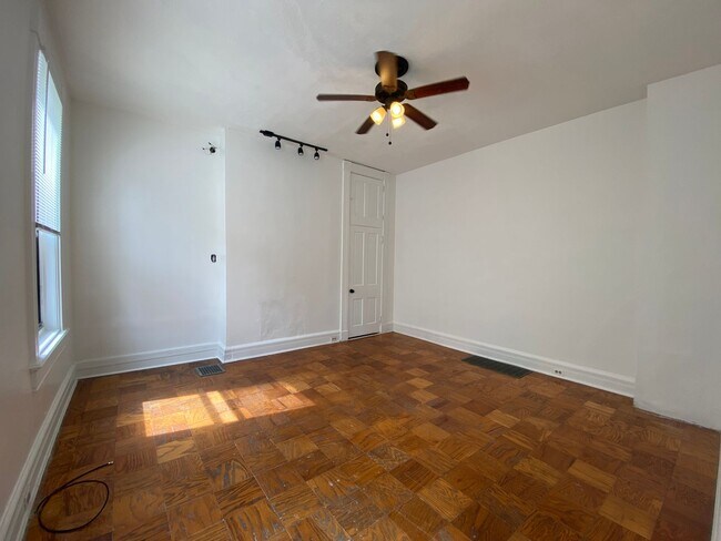 Building Photo - 451 Warner St