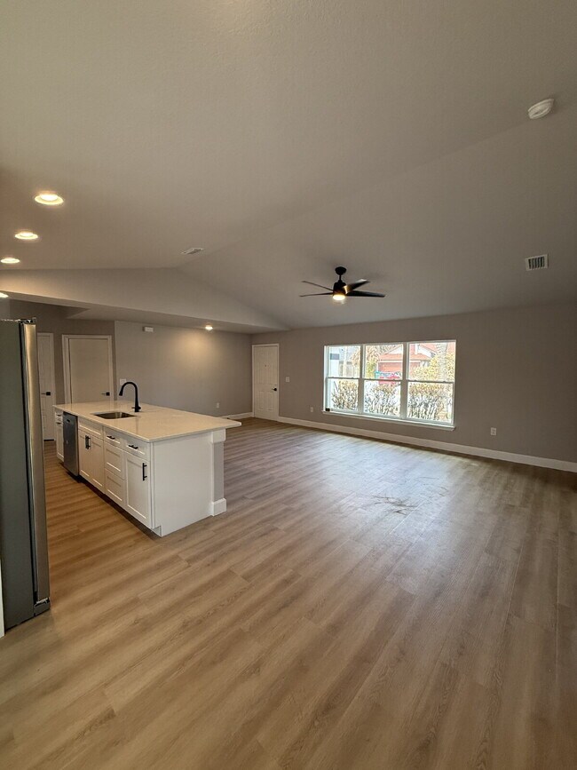 Building Photo - 3-Bedroom Pool Home in Melbourne