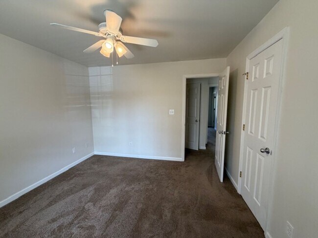 Building Photo - Well Maintained 2 Bedroom 2 Bath Duplex with Garage