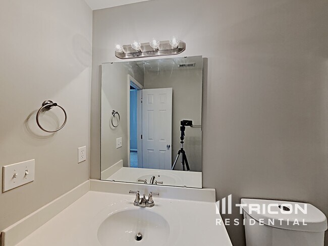 Building Photo - 851 Red Oak Tree Dr