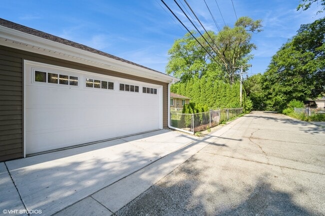 Building Photo - 648 Oakwood Ct