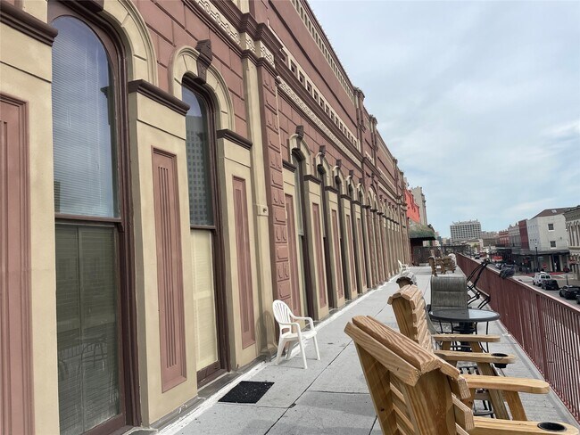 Building Photo - 2118 The Strand