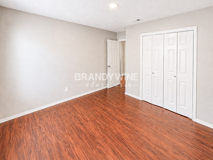 Building Photo - 5233 Hill Ridge Dr