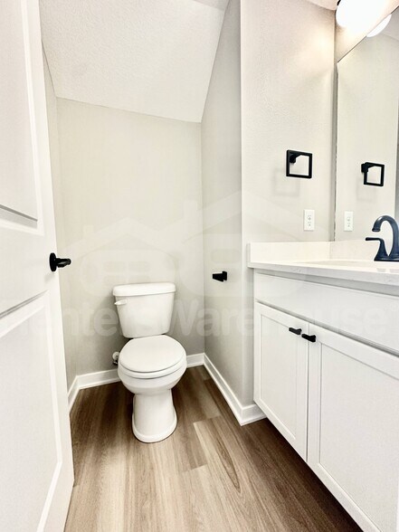 Building Photo - 7000 Lake Hill Dr