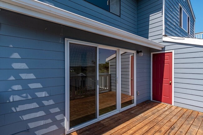 Building Photo - 3 Bedroom 2.5 Bath Waterview Townhome