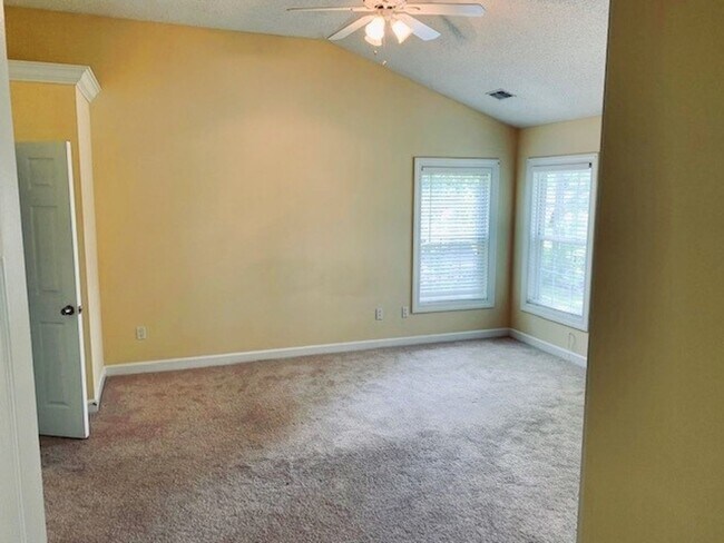 Building Photo - Location: Beautiful 3 bedroom, 2.5 bathroom single family home in Eagles Pointe Bluffton SC!