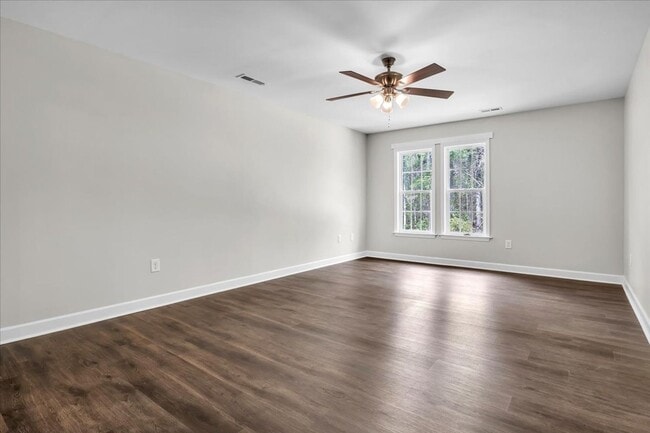 Building Photo - 3 Bedroom 2.5 Bathroom Home