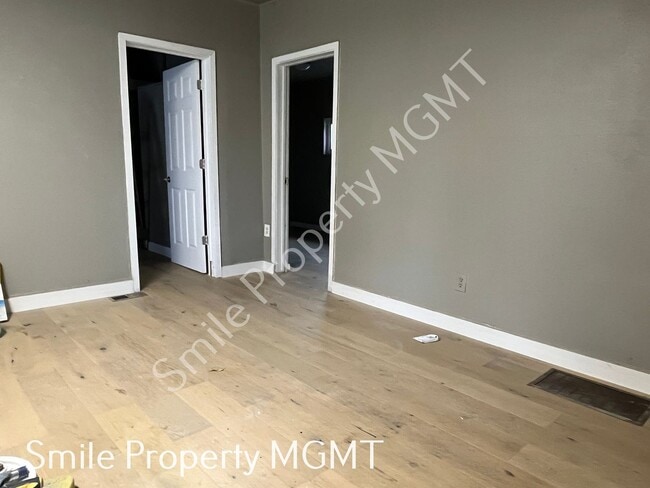 Building Photo - A nice house with 3 beds rooms and 1.5 baths.