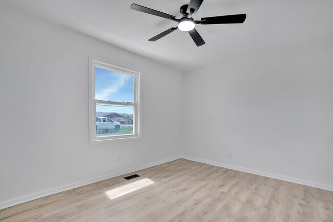 Building Photo - Like New! Fully Renovated 3BR Home | Move-In Ready | Large Lot