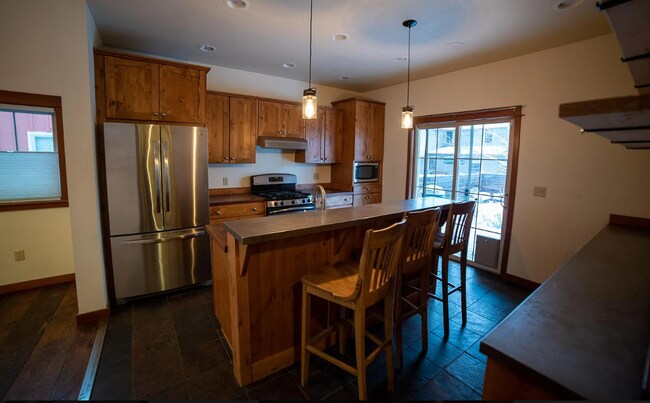Building Photo - Gorgeous Single Family Home for Rent in Valley West Neighborhood! Near parks and ponds!