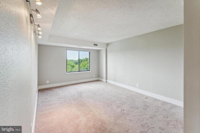 Building Photo - 3800 Powell Ln