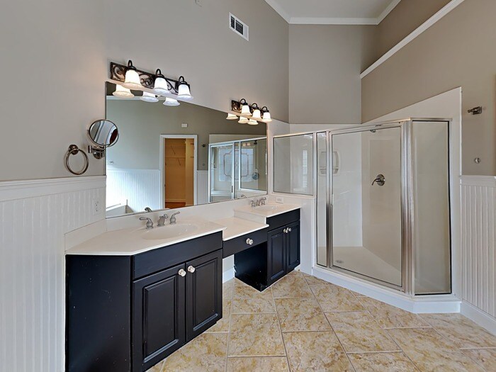 Building Photo - 1350 Lamont Cir