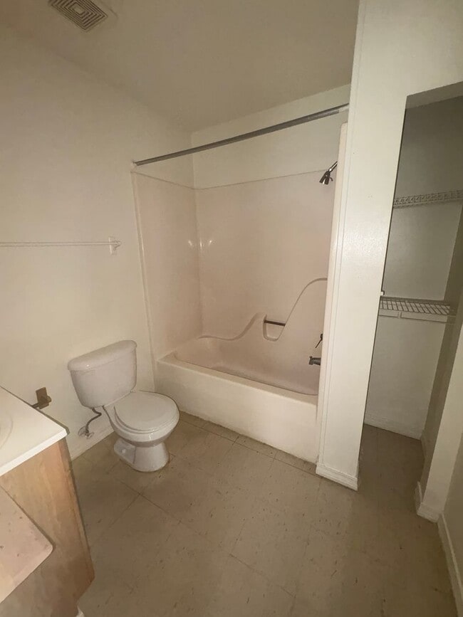 Building Photo - Waveland Duplex