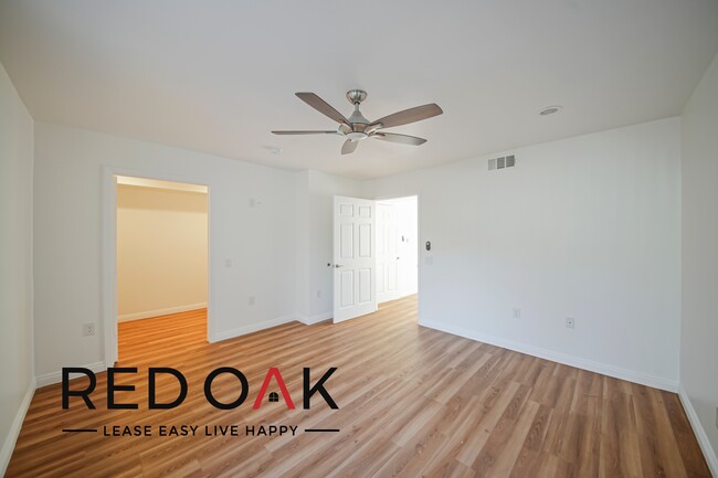 Building Photo - Spacious, Remodeled, One Bedroom with Stai...