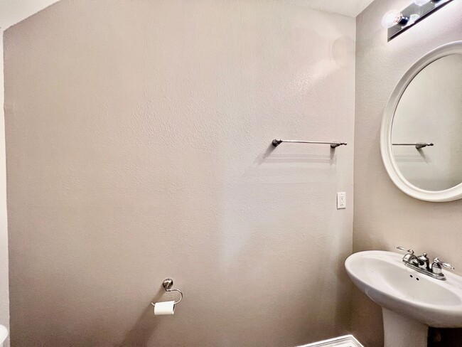 Building Photo - 2 bedroom 2.5 bath Townhome in Godley Park