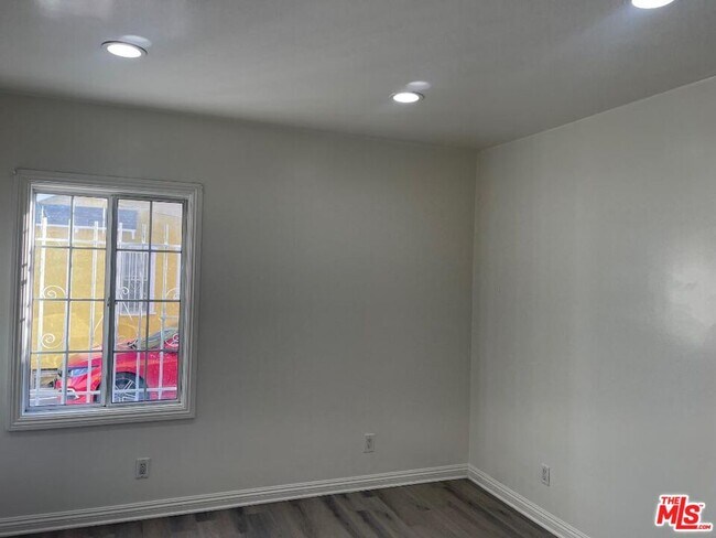 Building Photo - 708 W Vernon Ave