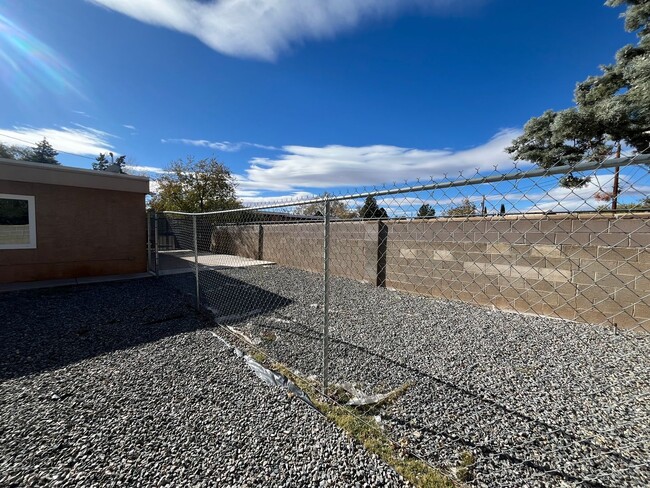 Building Photo - Spacious 2 Bedroom 3 Bathroom Home In ABQ!