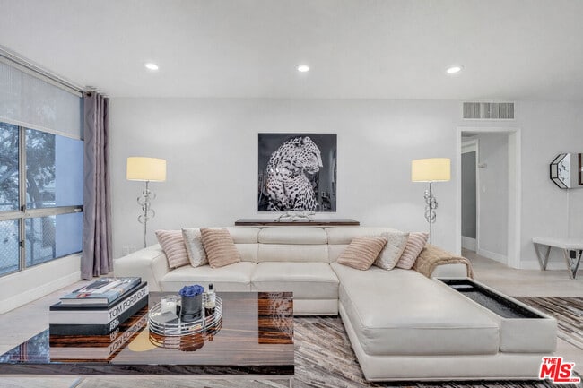 Building Photo - 927 Kings Rd